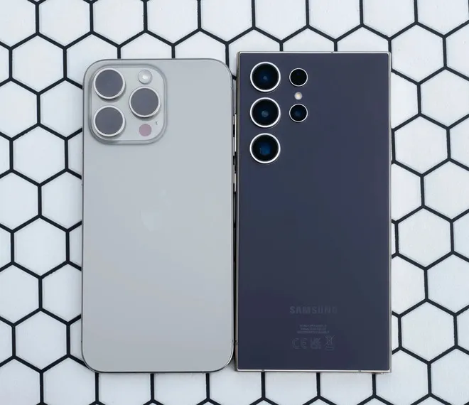 Порівняння Iphone 15 Pro Max та Samsung Galaxy S24 Ultra